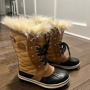 Girls Sorel snow boots worn once